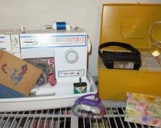 Singer Sewing Machine/Sewing Box