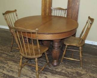 Oak 5 Leg Dining Table w/4 Chairs & 2 Leaves