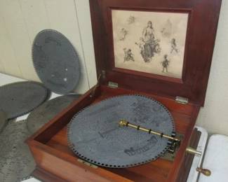Crank Disc Record Player w/13 Discs - Plays!