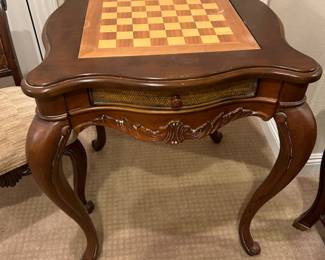 Game table with 2 chairs 