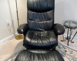 Item:  45 - Price:  $250.00  Black Leather 2 Pc 
