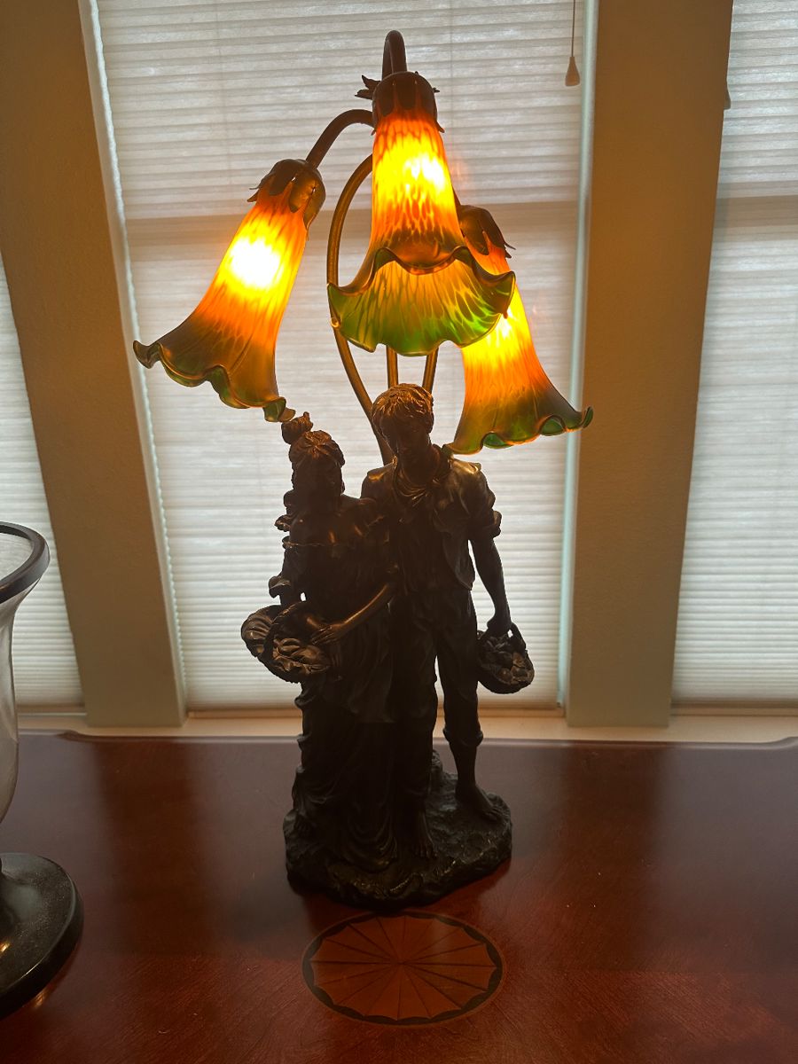 Beautiful Tiffany’s Style Lamp With Tulip Glass Shades And Statue!