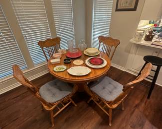 A Beautiful Round Wood Table With 4 Chairs!