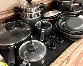 Pots and pans in good condition