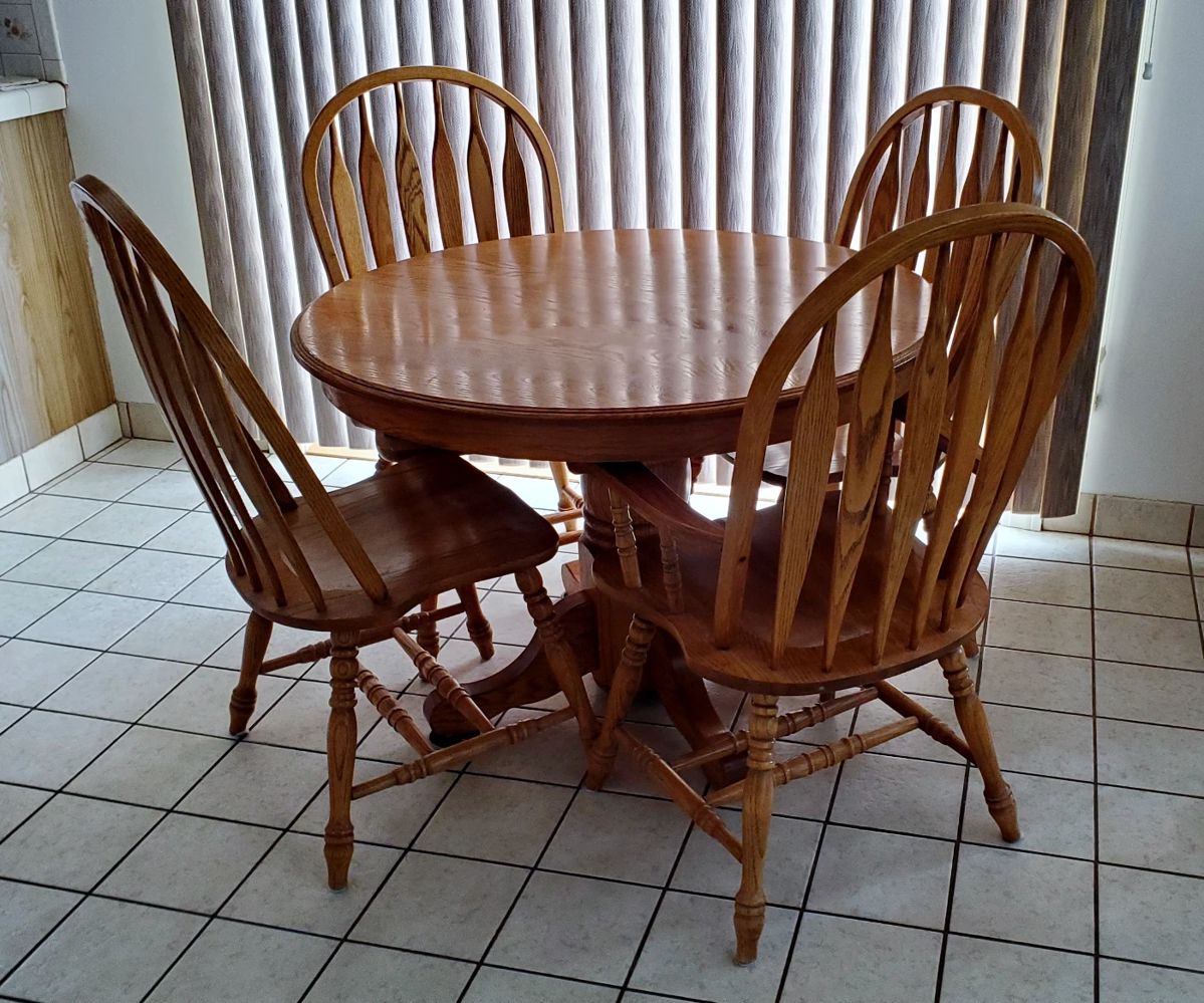 Solid Oak Round Table w/ Two Leaves and Four Chairs (2 are captain chairs)