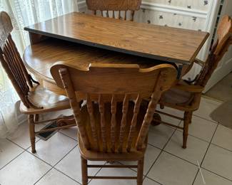 oak table and 4 chairs with leaf