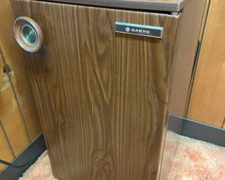 71 Sanyo Woodgrain Mini Fridgemin
