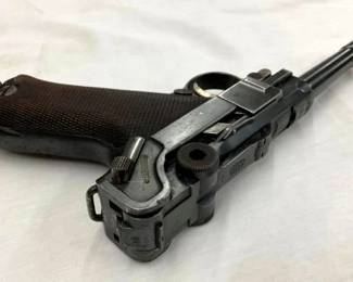 CLOSEUP VIEW GERMAN LUGER