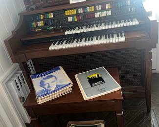 Lowrey Symphonic Holiday 4 channel And what do we call someone with an organ in their home???   Answer:  An organ Doner  :/