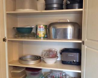 VillaWare large roaster, cake pans & storage wares