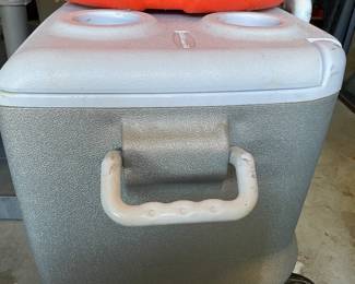 Rubbermaid cooler