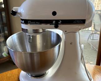 KitchenAid Classic Plus 4.5-Quart Tilt Head Stand Mixer
