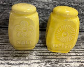 Vtg yellow rangeware salt pepper