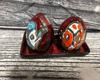 salt and pepper shaker with tray