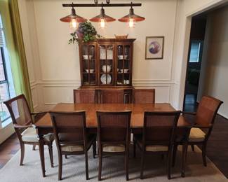 Ethan Allen Dining Table w/ 8 Chairs 