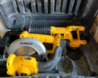 DeWalt battery saw set in case