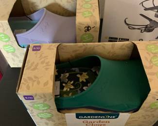 new in box, garden clogs