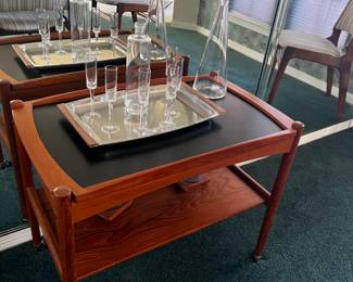 Mid century modern (MCM) Tea cart Great condition 2 Decanters and 6 Champagne glasses