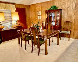 Dining room Table  with 6 chairs and w  2 leafs