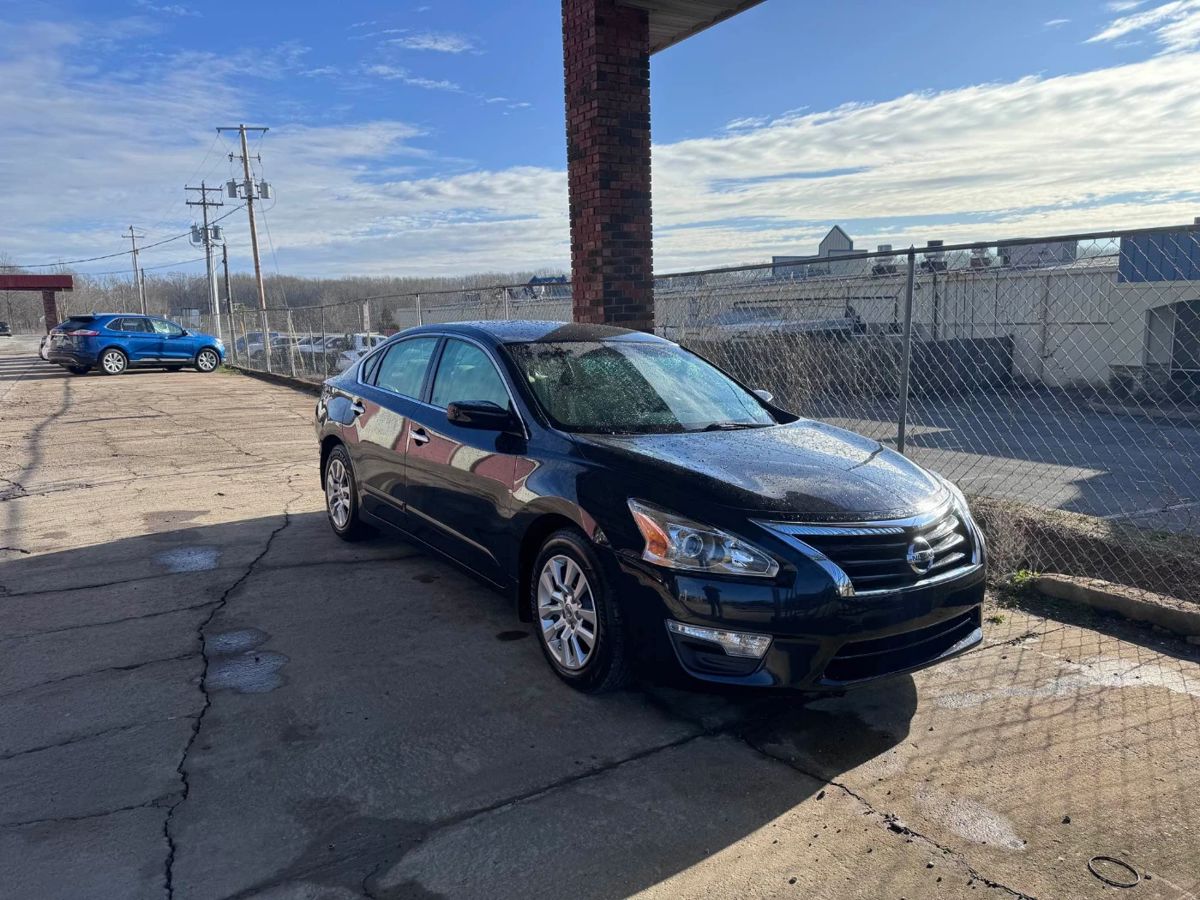 2015 NISSAN ALTIMA WITH ONLY 28,000 MILES ON IT!