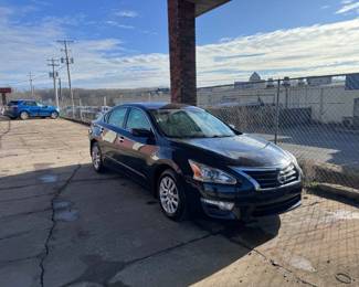 2015 NISSAN ALTIMA WITH ONLY 28,000 MILES ON IT!