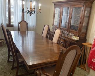 Dining Set!! Includes table, 6 chairs, 2 leaves and hutch!! Solid wood $400