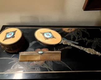 Such a gorgeous antique mirror and comb. Stunning.