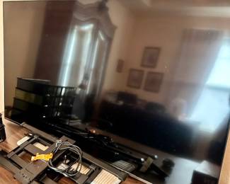 55” Samsung TV UHD - 4k SMART with remote & Wall Bracket  650 new 