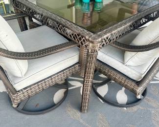 Looks as new ..5 pc Patio Set w/swivel Chairs