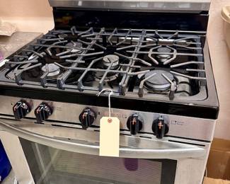 Frigidaire Gas Stove great condition/clean