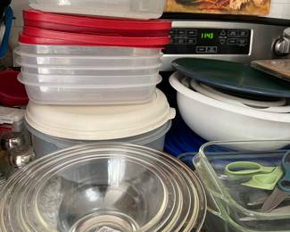 Assorted kitchen items