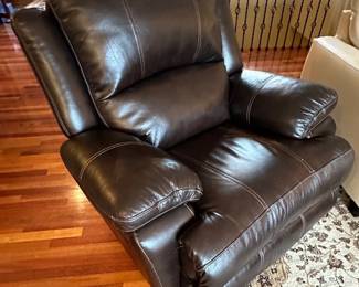 Leather reclyner   (very good condition)