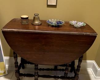 Drop leaf table