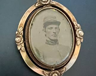 Civil War flip locket, confederate soldier