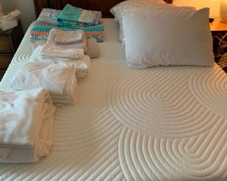 Tempur-pedic queen mattress set