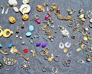 TRAY LOT ASSORTED JEWELRY EARRINGS BROOCHES