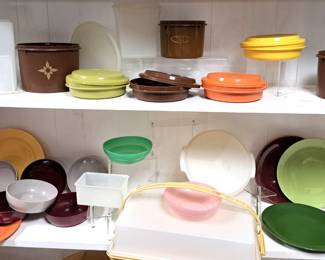 TUPPERWARE & OTHER PLASTIC WARE LOT