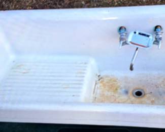 FABULOUS PORCEALIN FARM SINK