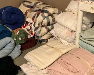 2nd bedroom - lots of linens 