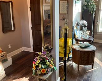 Decor & mirror in column