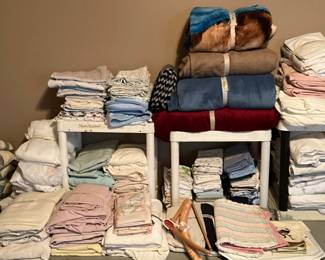 2nd bedroom - lots of linens 