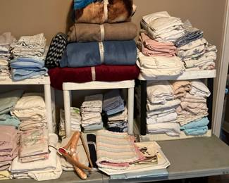 2nd bedroom - lots of linens 