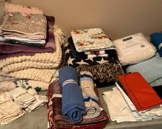 2nd bedroom - lots of linens 