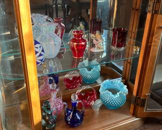 Glass curio with Fenton & other colldctibles