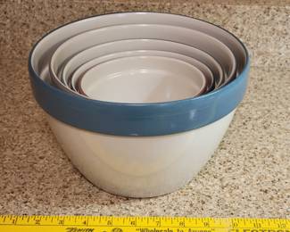 Nesting mixing bowls