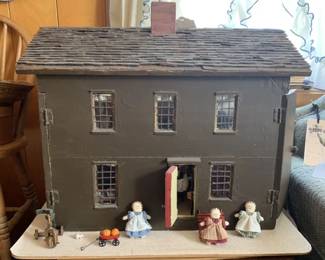 Antique doll houses