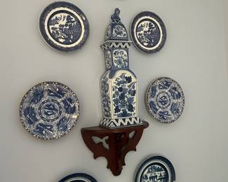 MAITLAND-SMITH BLUE & WHITE PORCELAIN LIDDED URN