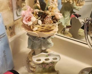 bathroom decor and toiletries