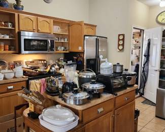 full kitchen and nice refrigerator