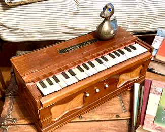 Chapell & Co. Vintage keyboard Harmonium